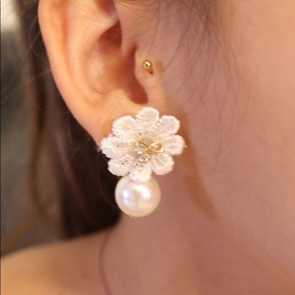 Bow & Flower Pearl Earring - White - Picture 1 of 4